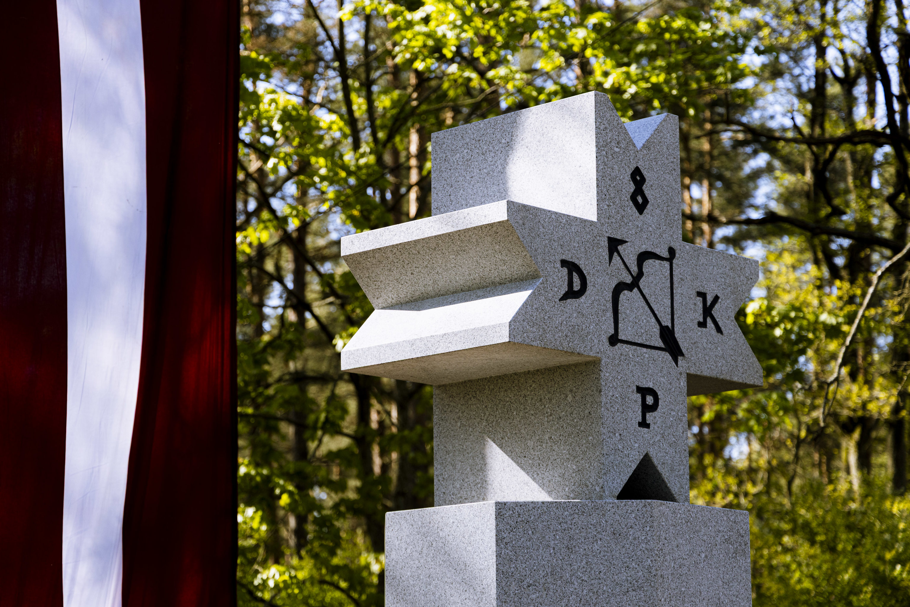 Piemiņa nav tikai granītā iekalts vārds – tā ir nepārtraukta un dzīva rīcība. Tēlnieka Paula Jaunzema veidotais Neatkarības kara piemineklis 8. Daugavpils kājnieku pulka cīņām.