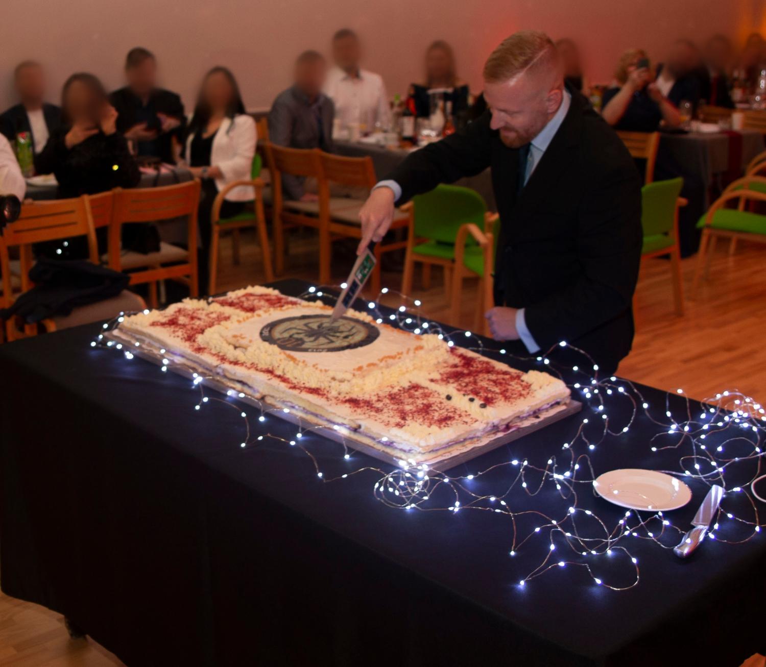 Zemessardzes Kiberaizsardzības vienības komandieris un svētku torte