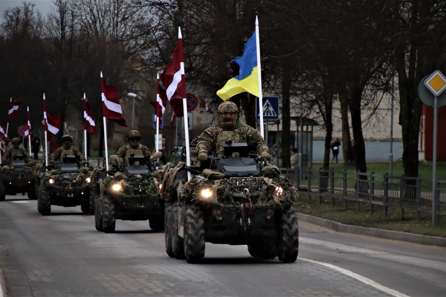 Zemessardzes 45.kaujas nodrošinājuma bataljona militāras tehnikas maršs11.11.2022.