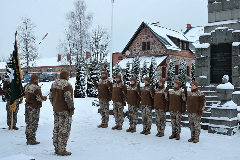 Gulbenē jaunie zemessargi dod svinīgo zvērestu