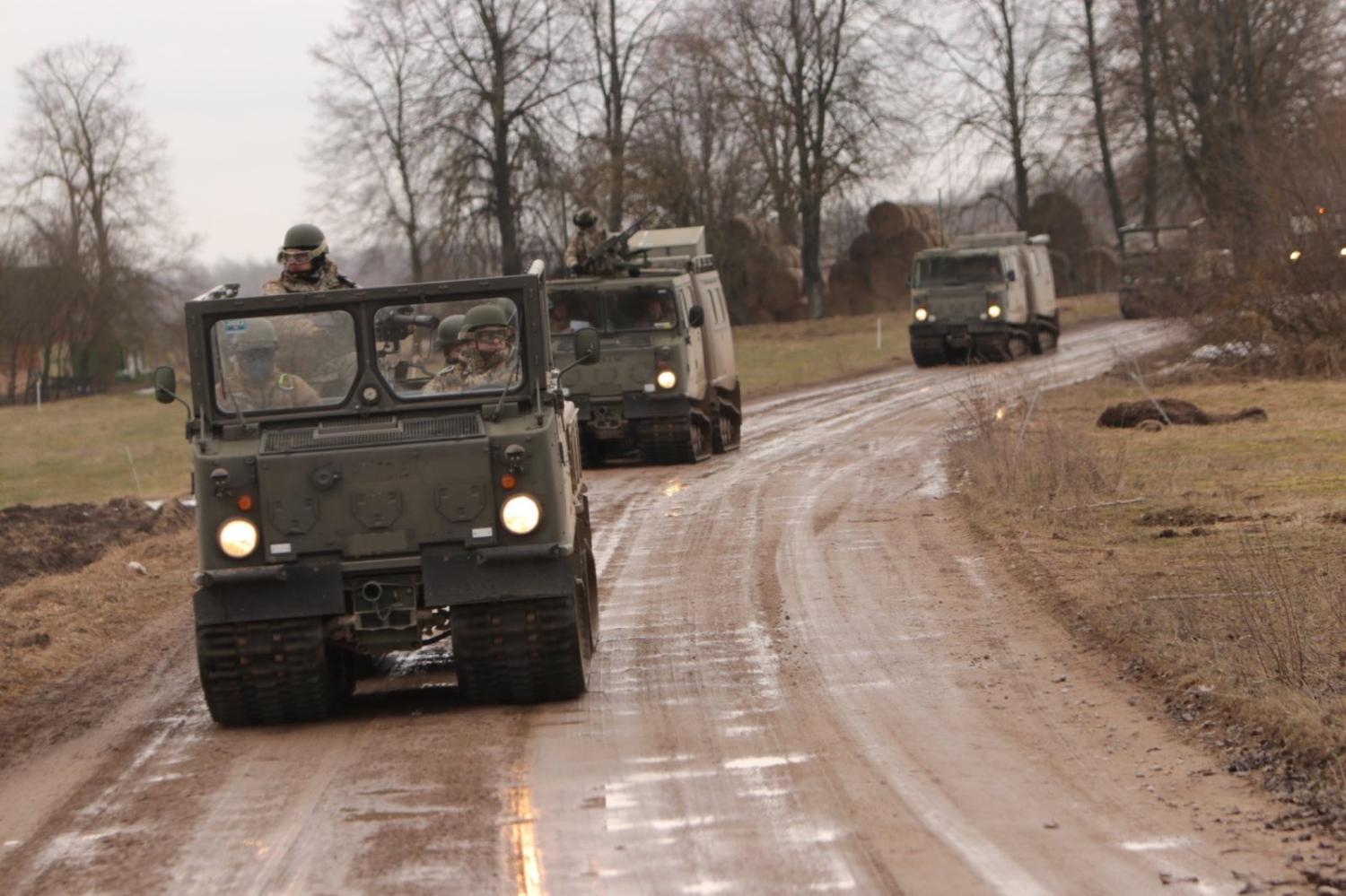 Zemessardzes 51.kājnieku bataljona zemessargi militārajās mācībās ar militāro tehniku