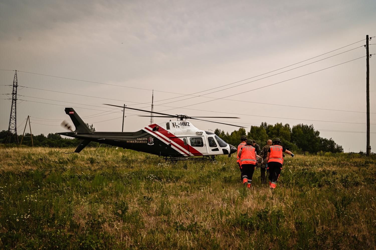 Militārie mediķi evakuē cietušo ar valsts robežsardzes helikopteri