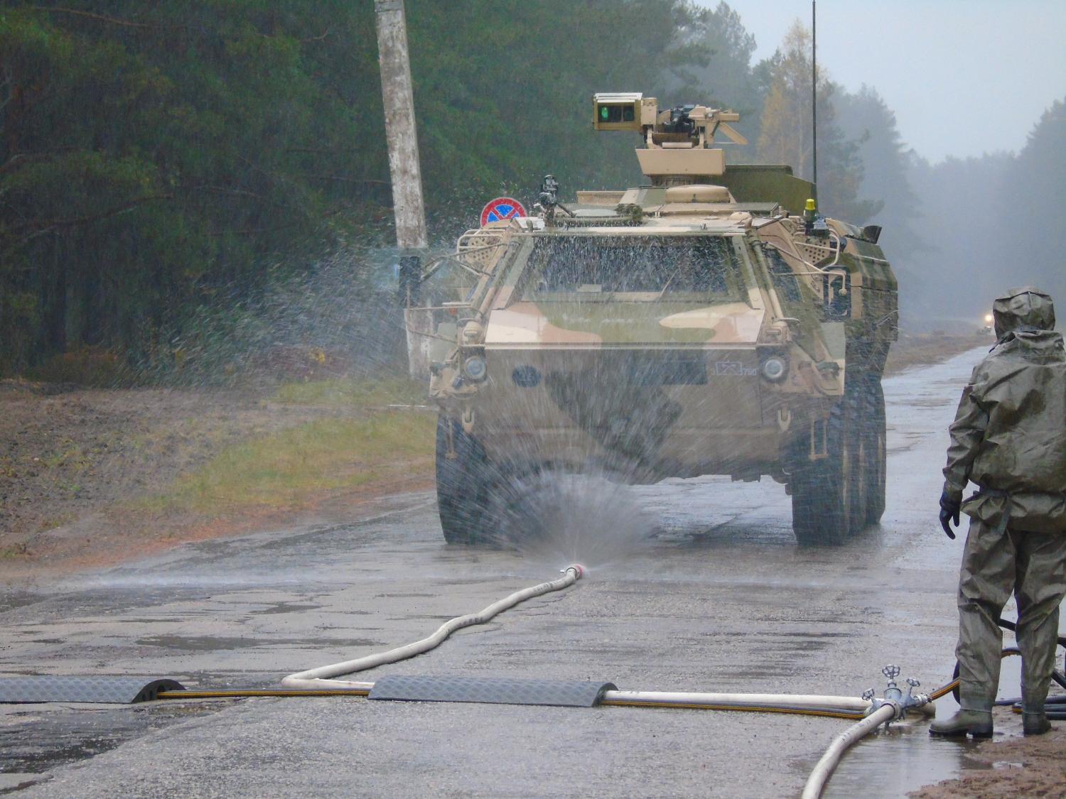 Aizsardzības no masveida iznīcināšanas ieročiem rotas zemessargi dezinficē militāro transportu