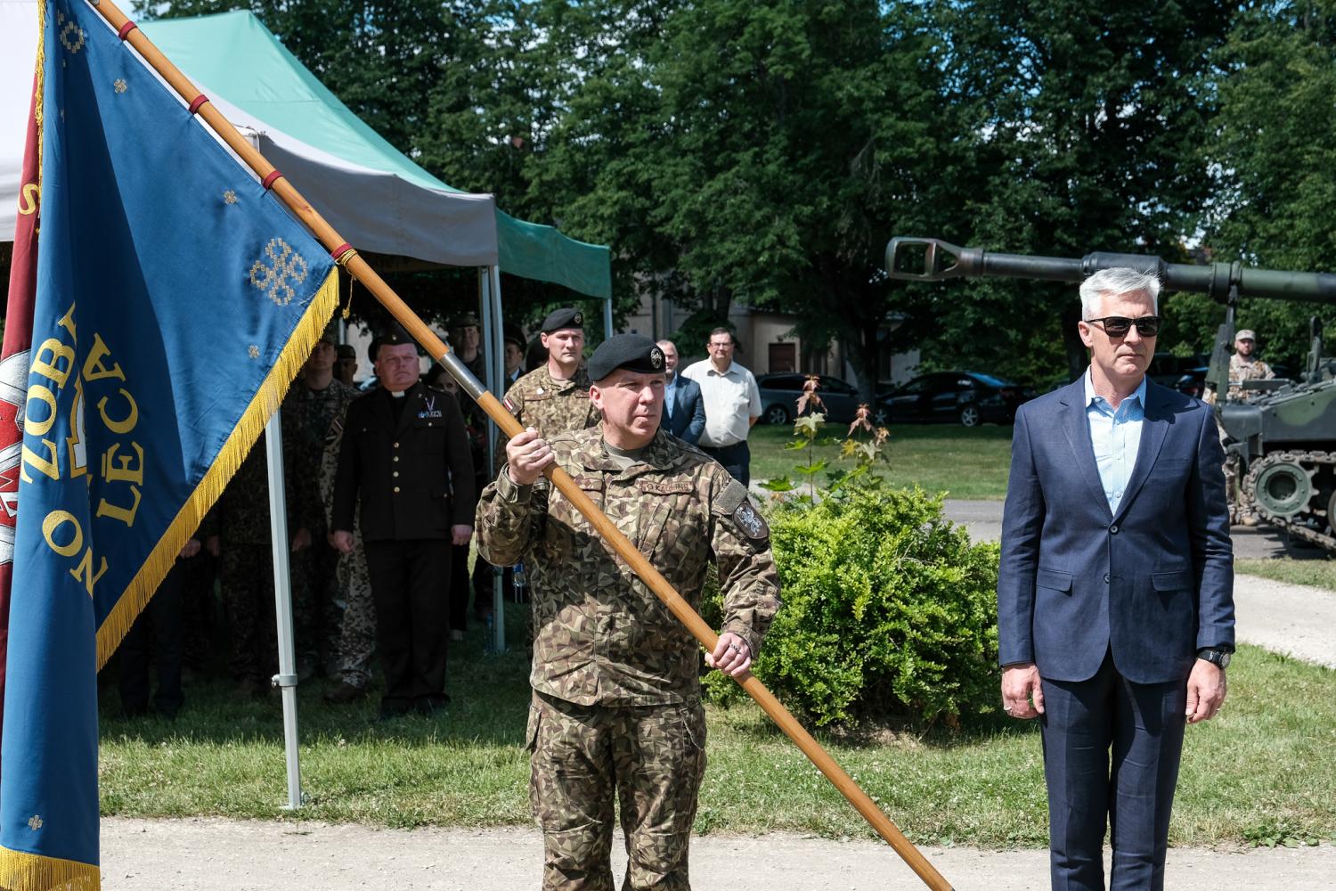 Pulkvedis Gunārs Kauliņš ar brigādes karogu
