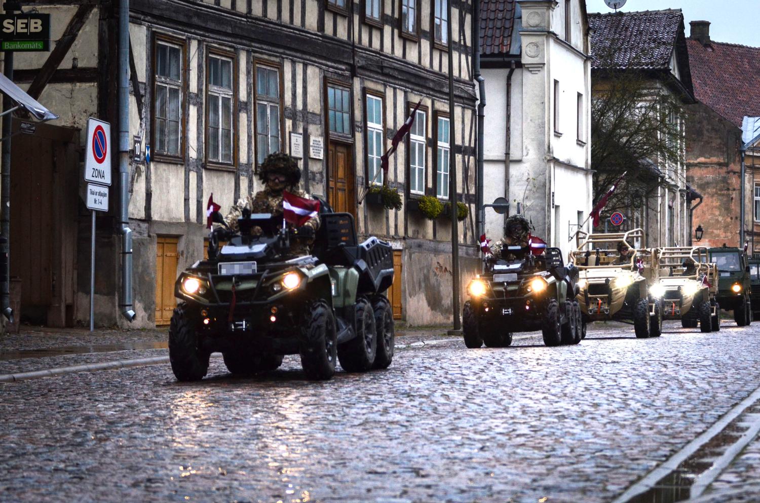 Sešas Zemessardzes militārās tehnikas vienības dodas militārajā maršā pa Kuldīgas ielām