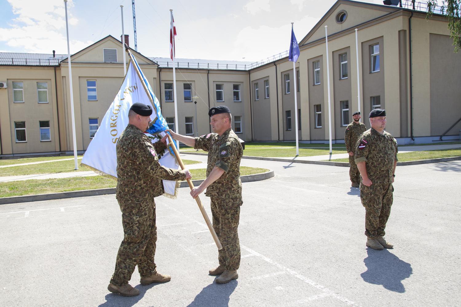 Majors Z. Krišāns pieņem 32. kājnieku bataljona karogu