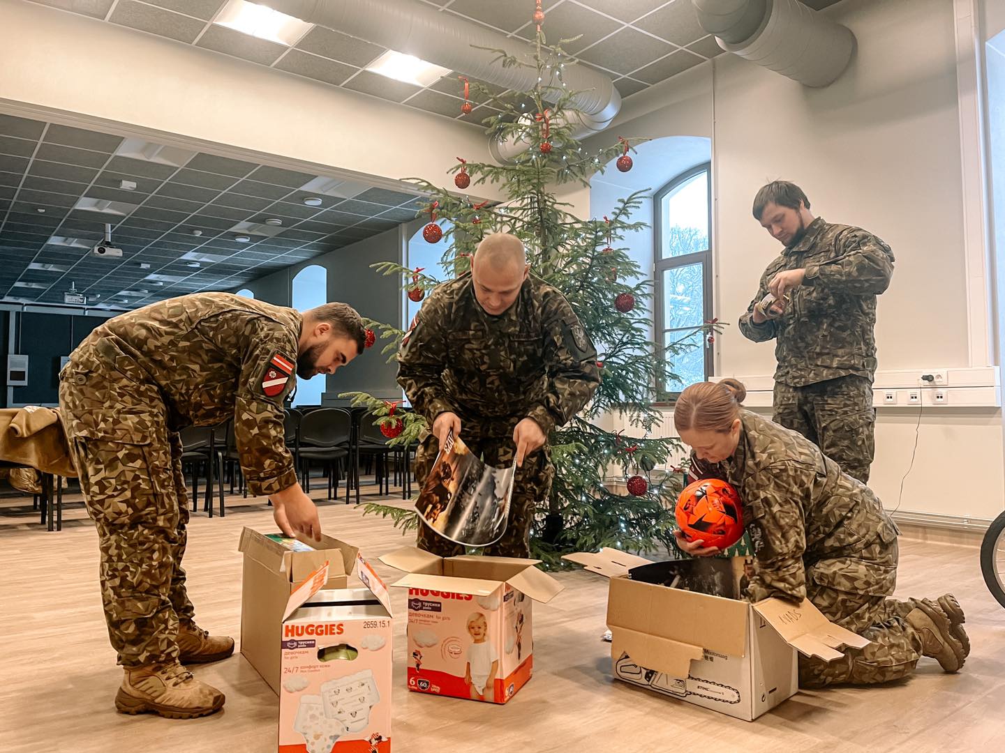 Zemessardzes 2.Vidzemes brigādes Inženiero rotas karavīri saiņo dāvanas "Laimas" labdarības namiņa akcijai