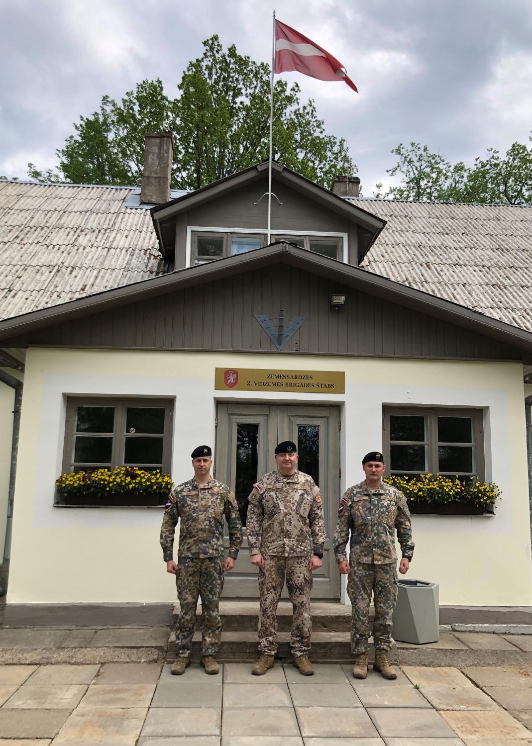 Foto no labās puses: štāba virsseržants Dainis Ceirulis, augstākais virsseržants Edgars Joksts-Bogdanovs, galvenais virsseržants Ēriks Liflands