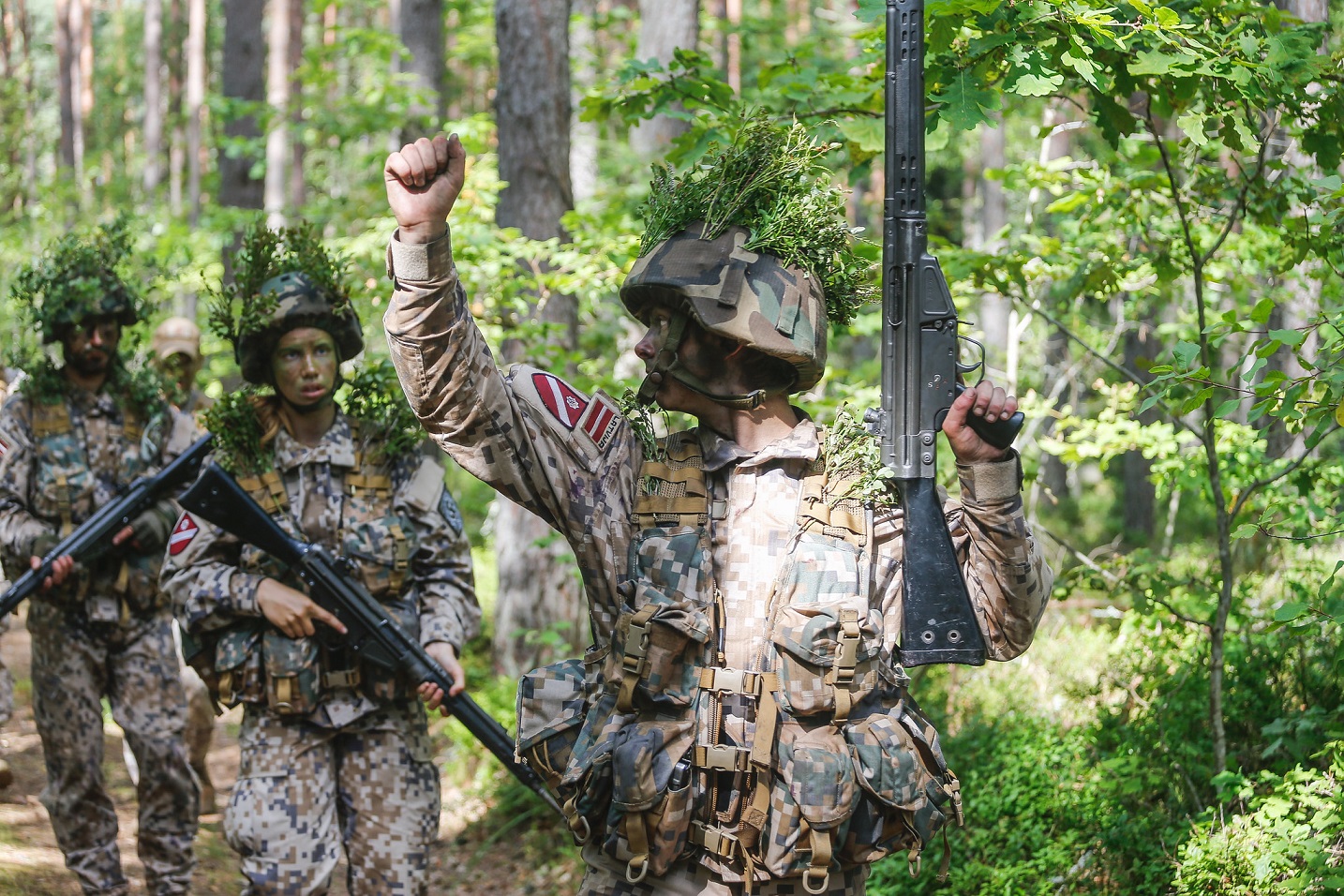 Alūksnes novadā notiek Zemessardzes 2.Vidzemes brigādes zemessargu pamatapmācības nometne