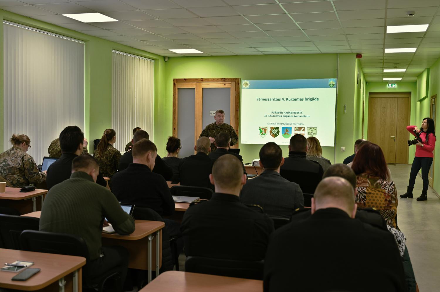 Zemessardzes 4.Kurzemes brigādes komandieris starpinstitucionālās sanāksmes dalībniekiem prezentē ZS4.kurzemes brigādi