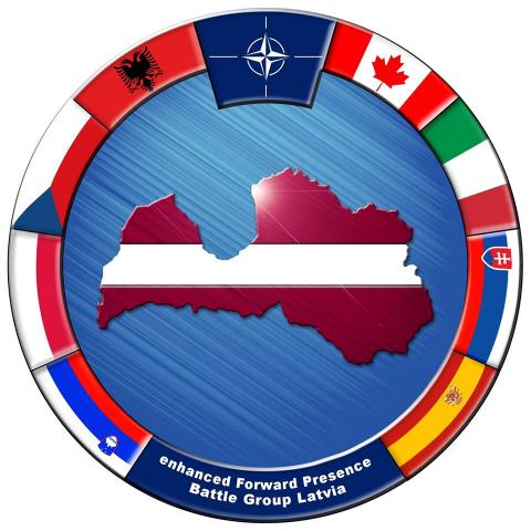 NATO paplašinātās klātbūtnes daudznacionālās kaujas grupas logo
