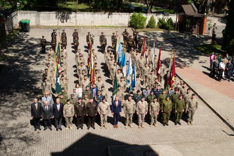 Zemessardzes komandiera maiņas ceremonijas kopbilde 2019.gada maijā. Aizsardzības ministrs, Nacionālo bruņoto spēku komandieris, Zemessardzes komandieris, Zemesardzes brigāžu komandieri, Zemessardzes vienību karogi